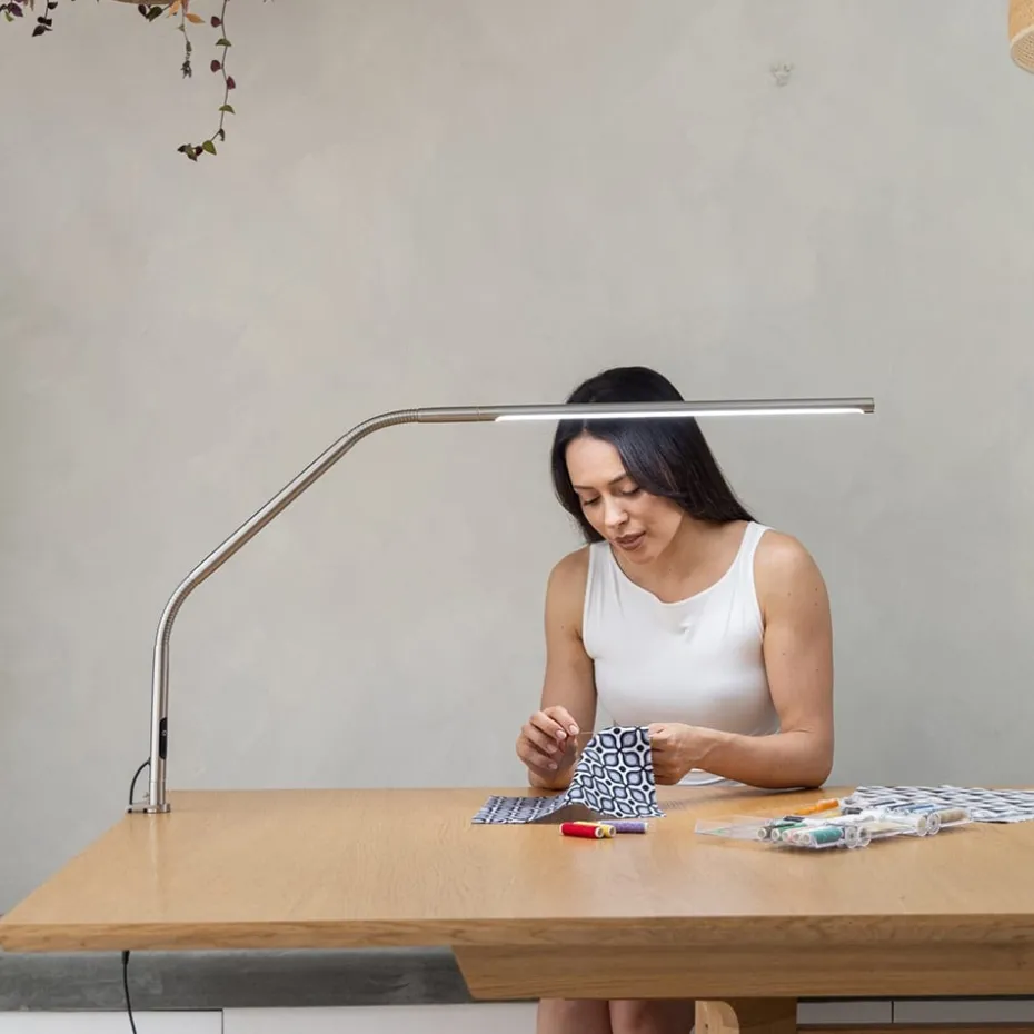 Daylight Slimline 4 Bordlampe – Brushed Steel